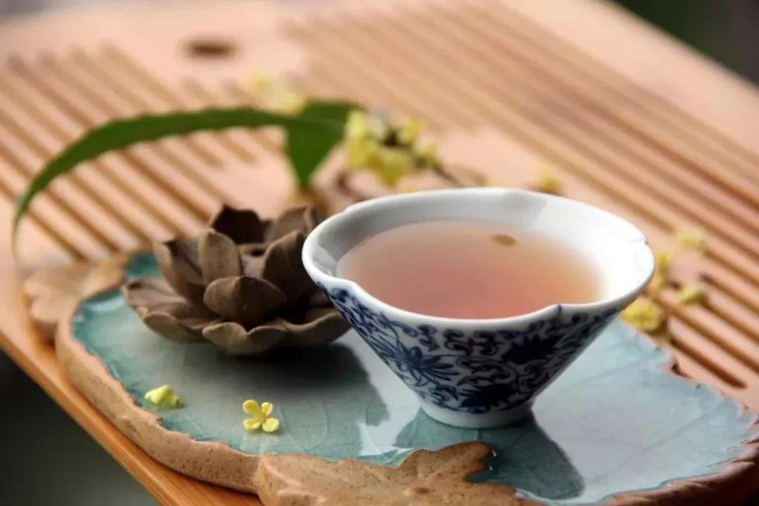 酒局從中過，醉意不沾身。