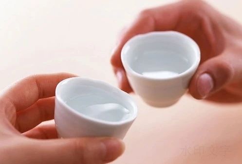 喝醬酒用小杯，杯雖小文化大！