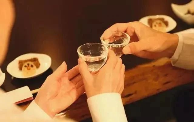 如何在酒桌上識(shí)人？