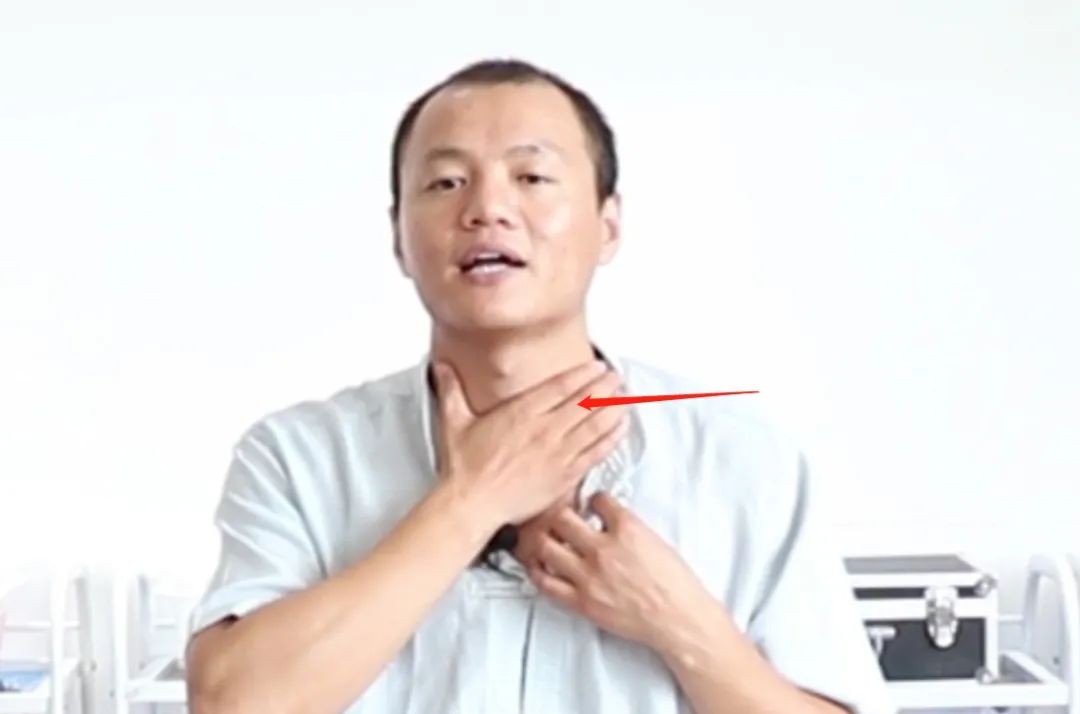 喝白酒時(shí)，懂酒的人都會(huì)在旁邊放一瓶礦泉水，
