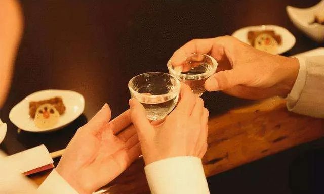 倒酒有學(xué)問(wèn)，敬酒有規(guī)矩，拒酒有門(mén)道