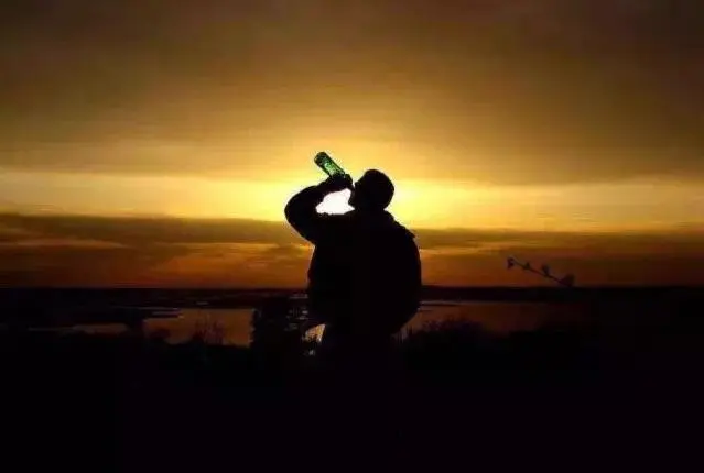 男人的酒杯里，裝的到底是什么？