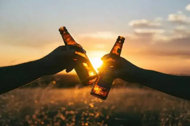 男人的酒杯里，裝的到底是什么？