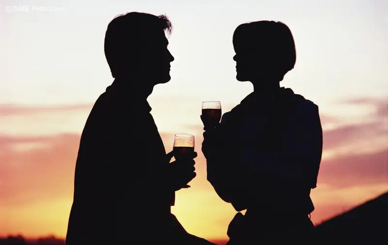 男人的酒杯里，裝的到底是什么？