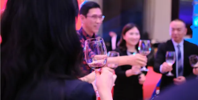 酒桌上，這四種話千萬不要說