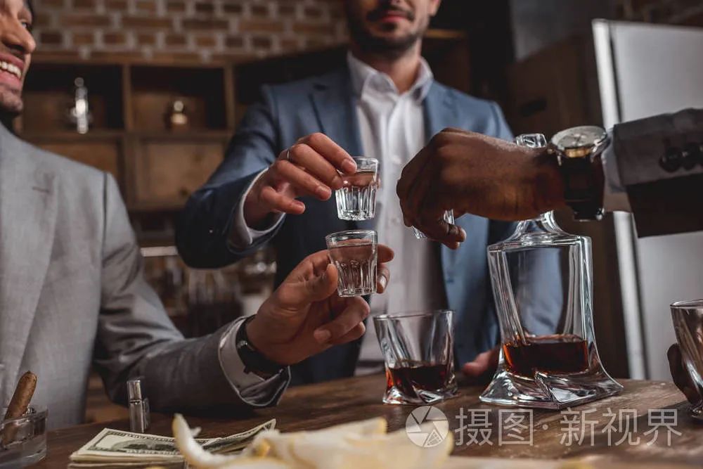 生活從未容易，我們只是在酒中變得更加堅強.