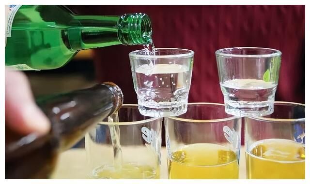 白酒掛杯現(xiàn)象怎么來的？通過掛杯可以判斷酒質(zhì)