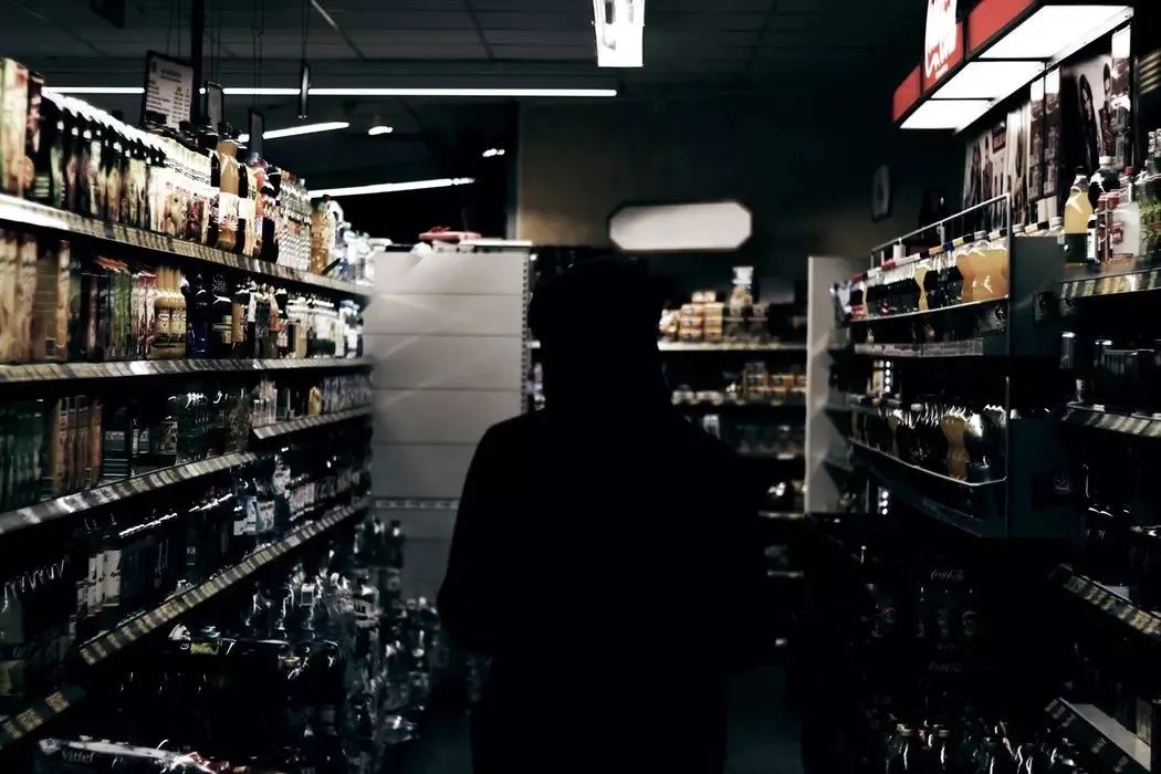 假酒案頻發(fā)！中秋節(jié)買酒最好找熟人，看了這些